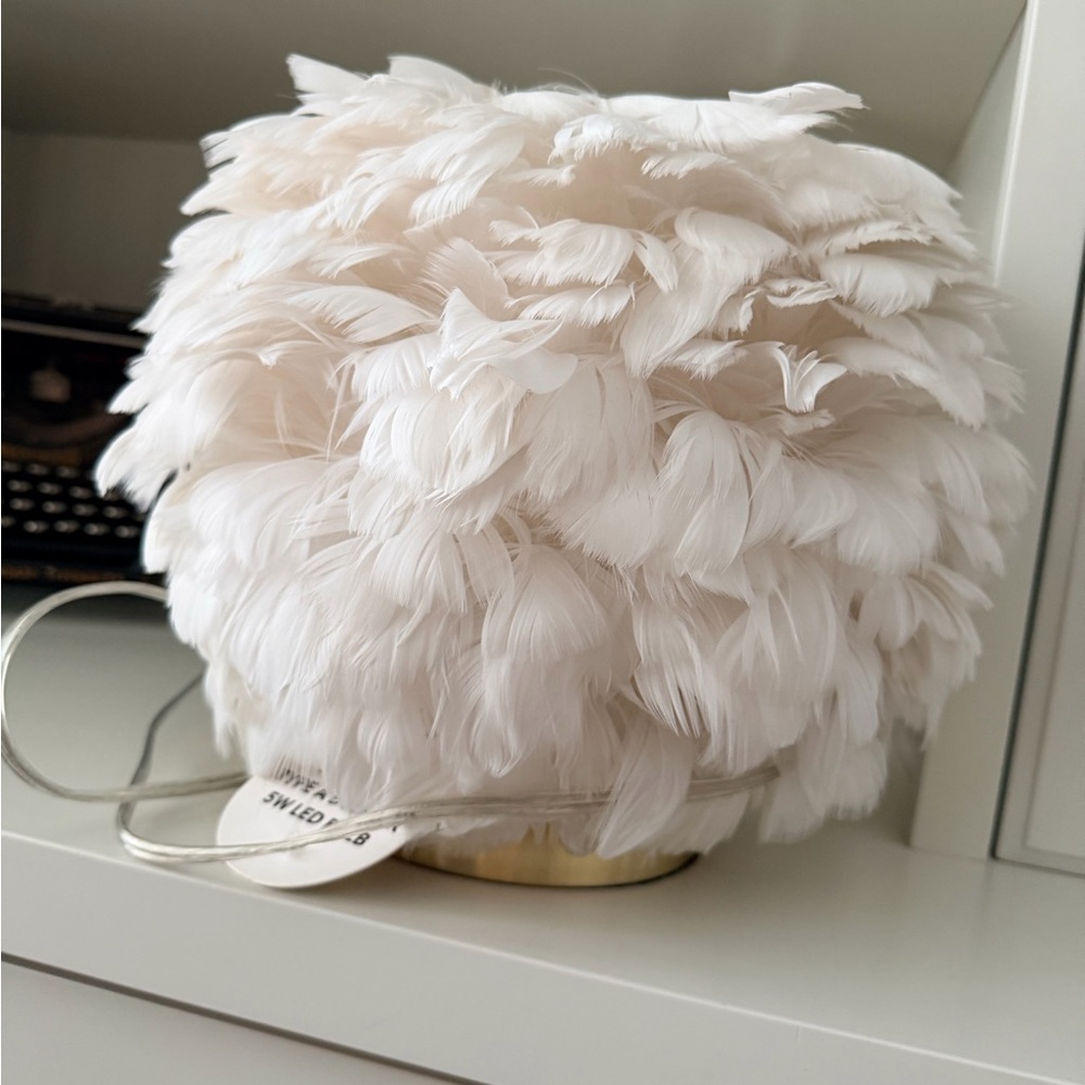 RACHEL ZOE White Feather Table Lamp Brass Colored Base Gorgeous Glam BRAND NEW